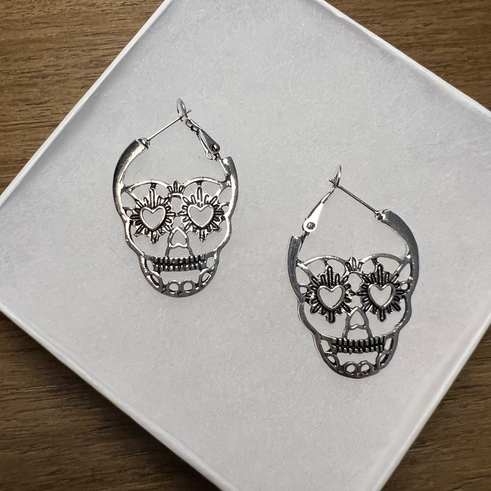NWOT Skull Heart Hoop Earrings